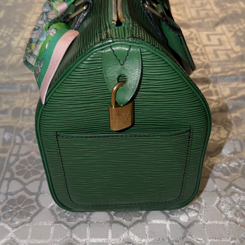 Authentic Vintage Louis Vuitton Speedy 25 in Epi Leather - Picture 3 of 16